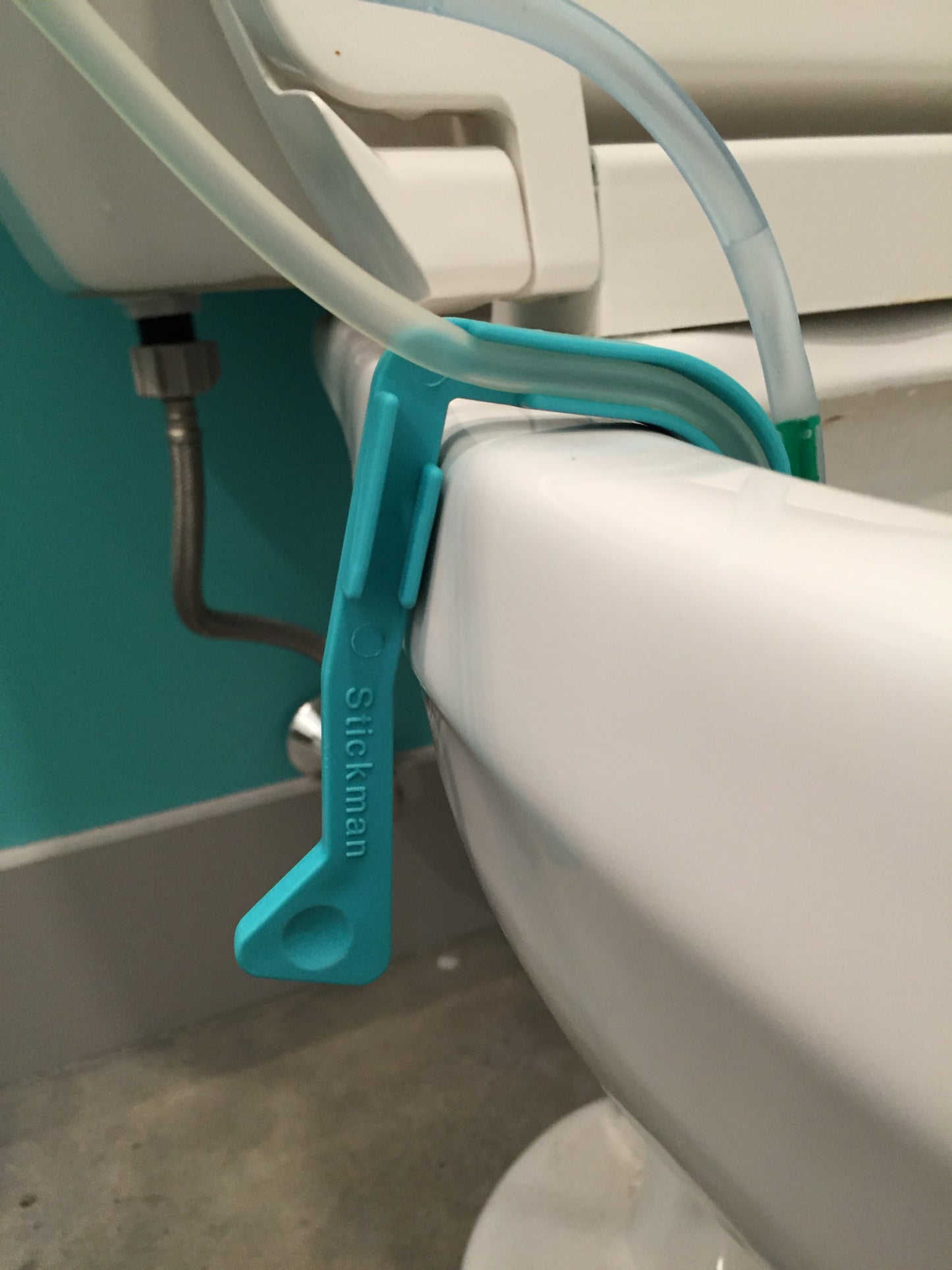 Drain-Away Toilet Clip for Peritoneal Dialysis