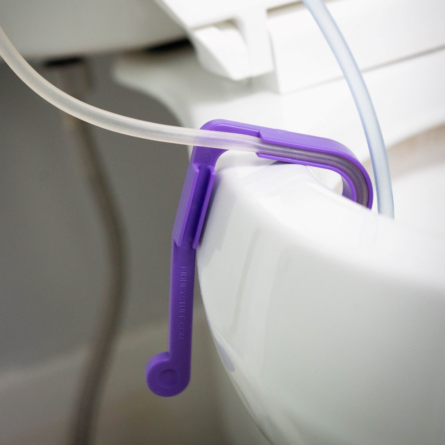 Drain-Away Toilet Clip for Peritoneal Dialysis