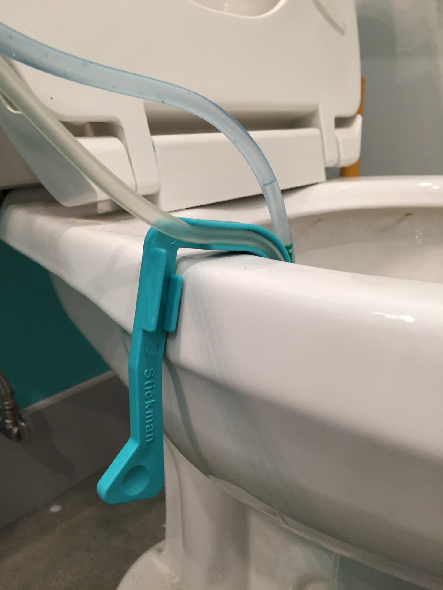 Drain-Away Toilet Clip for Peritoneal Dialysis